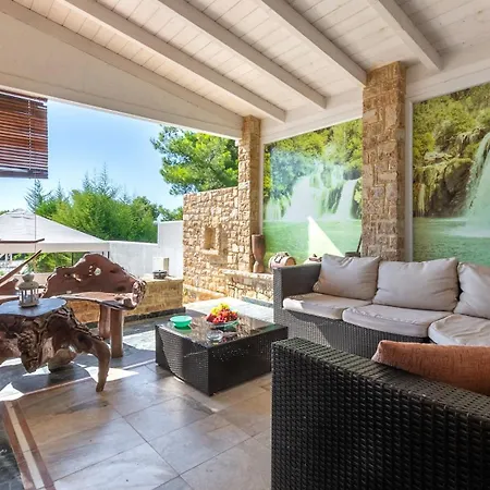 Villa Maria Elena Iii *