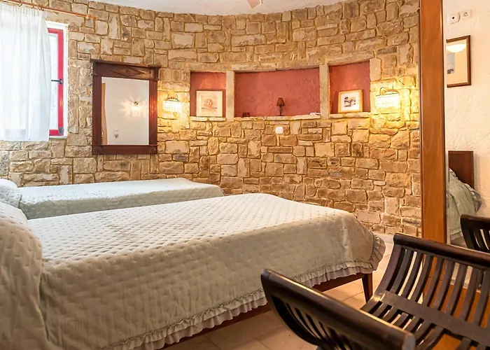 Maria Elena Iii Vilă *