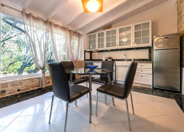 Maria Elena Iii Vilă *