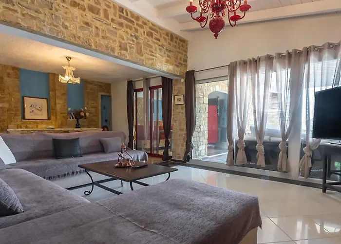 Maria Elena Iii Vilă *