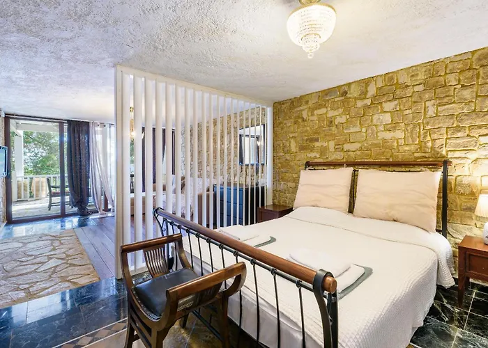 Maria Elena Iii Vilă *