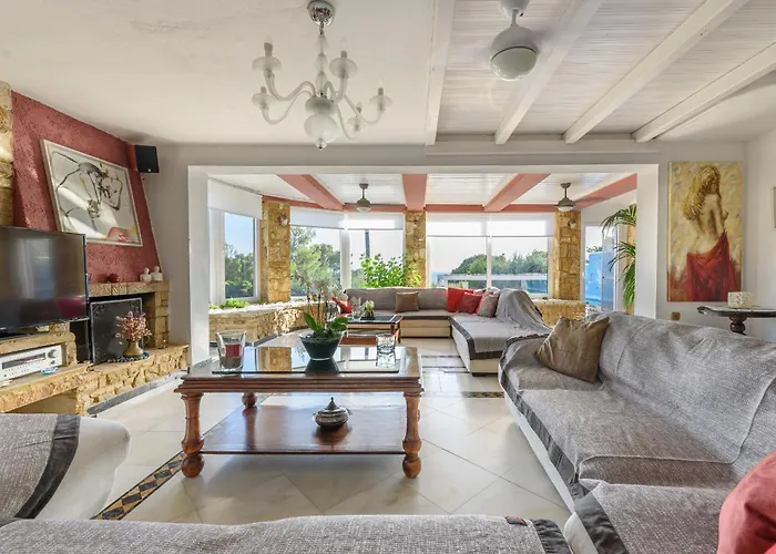 Maria Elena Iii Vilă *